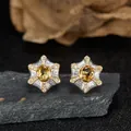 Dettaglio di orecchini in argento sterling a forma di stella con topazio giallo - Citrina Naturale (LN375) / Orecchini a lobo