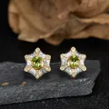 Macro dettaglio di orecchini vintage in argento con peridoto su pietra naturale scura - Natural Peridot (LN375) / Orecchini a lobo