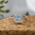 Detailansicht eines S925 Silberrings mit blauem Edelstein und funkelndem Heiligenschein - Natürlicher Topas Ring / Silber