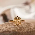 Nahaufnahme eines goldenen filigranen Rings mit gelbem Edelstein auf Stein - Natürlicher Citrin Ring (LR402) / Verstellbar / Gold