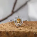 Nahaufnahme eines Rings aus Sterlingsilber mit gelbem Edelstein und doppeltem Halo - Natürlicher Citrin Ring / Silber