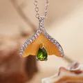 Gedetailleerd zicht op een vissenstaart hanger ketting met groene edelsteen pavé - Natuurlijke Diopside Ketting