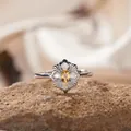 Makroansicht eines Vintage-Silberblumenrings mit gelbem Edelstein auf einem rustikalen Stein - Natürlicher Citrin Ring (LR402) / Verstellbar / Silber