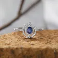 Nahaufnahme eines Sterling-Silberrings mit blauem Saphir und doppeltem Lichthof - Natürlicher Saphirring / Silber
