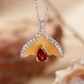 Elegante primo piano di ciondolo a coda di pesce in argento S925 con granato rosso - Collana Granato Naturale