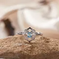 Detailansicht eines S925-Silber-Filigranblumenrings mit hellblauem Edelstein - Natürlicher Apatit Ring (LR402) / Verstellbar / Silber