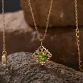 Detaillierte Makroansicht eines Peridot-Anhängers mit glitzernden Steinen an Goldkette - Natürlicher Peridot Halskette / Gold