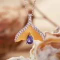 Vista dettagliata di un ciondolo a coda di pesce con tanzanite e placcatura in oro - Collana in Tanzanite Naturale