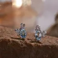 Macro-weergave van S925 sterling zilveren strik oorbellen met blauwe edelsteen - Strik Oorknopjes (R393) / Lichtblauw (Natuurlijke Topaas)