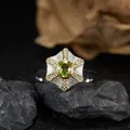 Dettaglio macro anello in argento sterling con peridoto verde e design a stella - Natural Peridot (LR375) / Anello