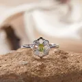 Detailansicht eines Rings aus S925-Sterlingsilber mit natürlichem ovalem Peridot-Blumendesign - Natürlicher Peridot Ring (LR402) / Verstellbar / Silber