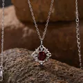 Nahaufnahme einer S925-Silberkette mit einem Anhänger aus rotem Granat-Edelstein - Natürlicher Granat Halskette / Silber