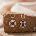 Detailansicht von Sterlingsilber-Ohrringen mit natürlichem Saphir und Zirkonsteinen - Natürliche Saphir Ohrstecker / Gold