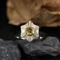 Dettaglio di un anello in argento S925 con una splendida gemma di topazio giallo. - Citrina Naturale (LR375) / Anello