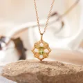 Detailansicht eines eleganten goldenen Hohlblumenanhängers mit grünem Peridot-Edelstein. - Natürlicher Peridot Halskette (LN402) / 40+5cm / Gold