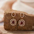 Detailansicht vergoldeter Silberohrringe mit eleganten ovalen roten Granatsteinen - Natürliche Granat Ohrstecker / Gold
