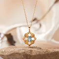 Makroaufnahme eines vergoldeten Blumenanhängers mit ovalem blauem Apatit-Edelstein - Natürlicher Apatit Halskette (LN402) / 40+5cm / Gold
