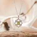Makroansicht eines Peridot-Anhängers aus S925-Silber mit Blumen-Hohlraum-Design. - Natürlicher Peridot Halskette (LN402) / 40+5cm / Silber