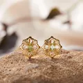 Detailaufnahme der Vintage-Ohrstecker aus Gold mit Peridot-Edelstein auf Naturstein - Natürlicher Peridot Ohrstecker (LS163) / Gold