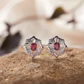 Detailansicht von S925 Sterlingsilber hohlen Blumenohrringen mit roten ovalen Edelsteinen - Natürlicher Rubin Ohrstecker (LS163) / Silber