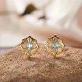 Detaillierte Nahaufnahme von S925 Silber vergoldeten Blumenohrringen mit blauem Apatit. - Natürlicher Apatit Ohrstecker (LS163) / Gold