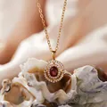 Eleganter S925 Sterlingsilber Anhänger mit Granat auf einer dekorativen Muschel präsentiert - Natürlicher Granat Halskette / Gold