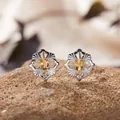 Detailansicht von hohlen Blumenohrringen aus S925 Silber mit gelbem Edelstein - Natürlicher Citrin Ohrstecker (LS163) / Silber