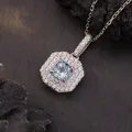 Gedetailleerde opname van een vierkante lichtblauwe edelsteen hanger met dubbele halo - Natuurlijke Topaas / Zilver