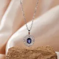 Nahaufnahme S925 Sterlingsilber Kette mit ovalem blauem Saphir-Anhänger und Halo-Steinen - Natürliche Saphir Halskette / Silber