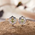 Nahaufnahme von Peridot-Blumenohrringen mit aufwendigem silberfarbenem Durchbruchmuster - Natürlicher Peridot Ohrstecker (LS163) / Silber