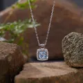 Vista detallada de un collar con colgante de topacio azul claro cuadrado con halo de piedras. - Topacio (N399) / Plateado