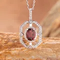 Macro dettaglio di un ciondolo ottagonale in argento S925 con granato rosso ovale. - Collana Granato Naturale