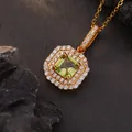 Gedetailleerde macro-opname van een vergulde vierkante groene edelsteen hanger met halo's - Natuurlijke Peridoot / Goud