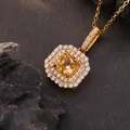 Detailopname van gouden citrien hanger met dubbele halo van kristallen op donkere steen - Natuurlijke Gele Citrien / Goud