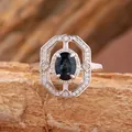 Vista macro di un anello geometrico in argento S925 con zaffiro blu scuro ovale. - Anello in Zaffiro Naturale