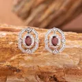 Dettaglio macro di orecchini ottagonali in argento con pietre di granato rosso - Orecchini in Granato Naturale