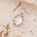 Detailopname van een zilveren halsketting met een elegante ovale opaal hanger - Europese Retrostijl (N502) / Natuurlijke Opaal (Zilver)