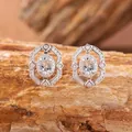 Dettaglio di eleganti orecchini a lobo in argento S925 con gemma blu ovale e halo - Orecchini di Acquamarina Naturale