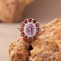 Eleganter S925 Silberring mit lila Amethyst und Granatsteinen in Nahaufnahme-Stil - Ring / Natürlicher Amethyst / Lila