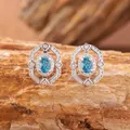 Dettaglio macro di orecchini ottagonali in argento S925 con topazio blu - Orecchini in Topazio Naturale