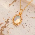 Detailopname van een hanger van natuurlijke opaal met een vintage verguld zilveren zetting. - Europese Retrostijl (N502) / Natuurlijke Opaal (Goud)