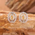 Dettaglio di orecchini in argento sterling 925 con gemma gialla ovale incastonata - Orecchini in Citrino Naturale