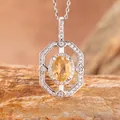 Squisito dettaglio macro di un ciondolo geometrico in argento con gemma gialla ovale - Natural citrine necklace