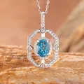 Vista macro del ciondolo in topazio blu e argento S925 con cornice geometrica elegante - Collana Topazio Naturale