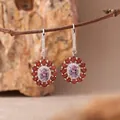 Detail von silbernen Blumenohrringen mit ovalem Amethyst und roten Granatsteinen - Ohrstecker / Natürlicher Amethyst / Lila