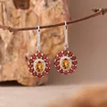 Detailaufnahme eleganter floraler Ohrhänger mit gelbem Citrin und rotem Granatstein - Ohrstecker / Natürlicher Citrin / Gelb