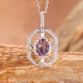 Primo piano dettagliato di una collana in argento S925 con ciondolo ovale in pietra viola - Collana di Ametista Naturale