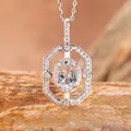 Dettaglio macro del ciondolo in argento S925 con gemma azzurra e pavé di zirconi bianchi - Collana di Acquamarina Naturale