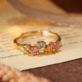 Primo piano di anello in argento S925 placcato oro con tormaline naturali colorate. - Aperto Regolabile / Anello a Fila di Tormalina (R614) / Anello in Tormalina Multicolore