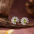Detaillierte Makroansicht von S925 Silber Gänseblümchen-Ohrringen mit grünen Peridot. - Ohrstecker / Natürlicher Peridot